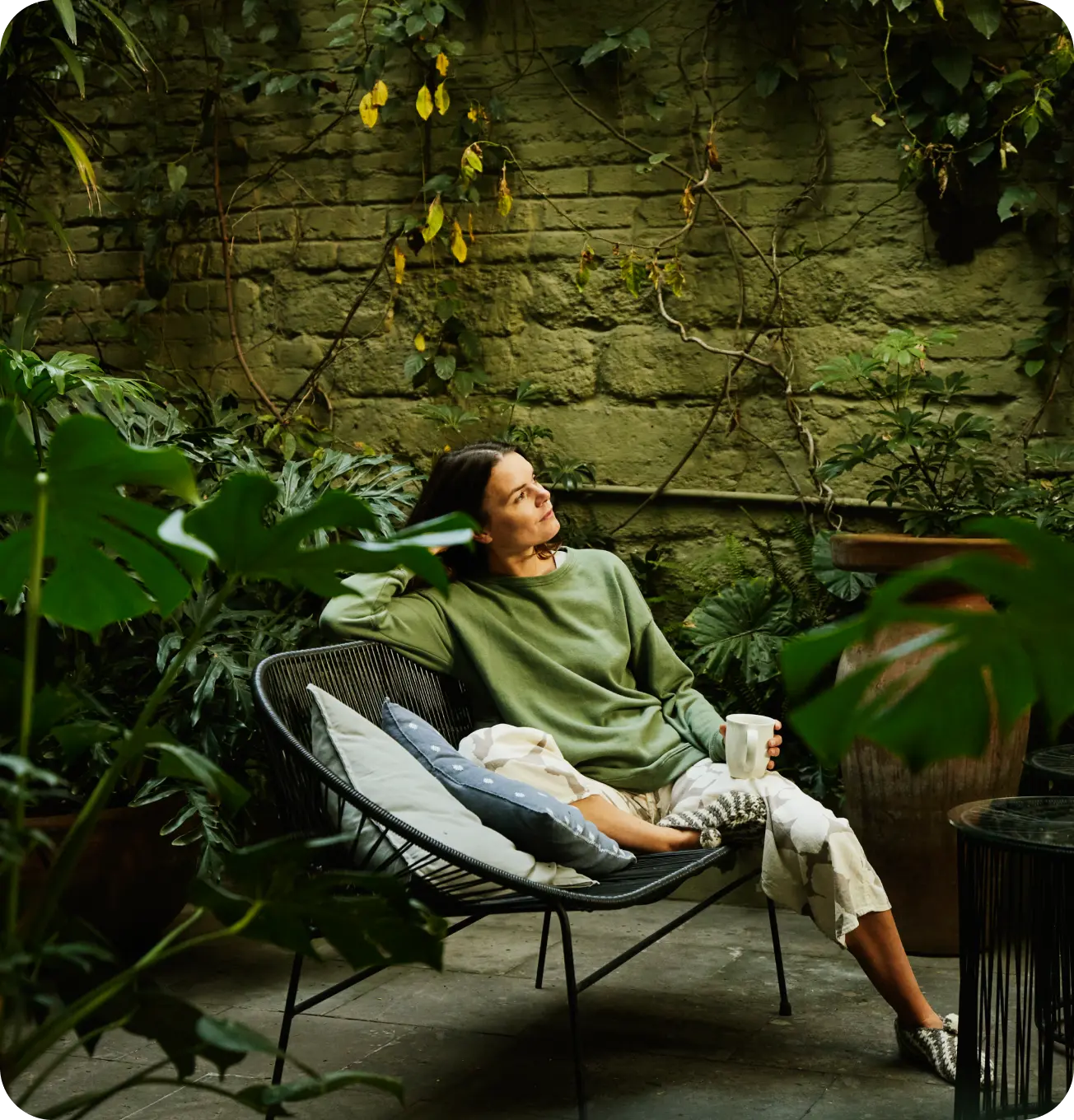 Mujer sentada pensando